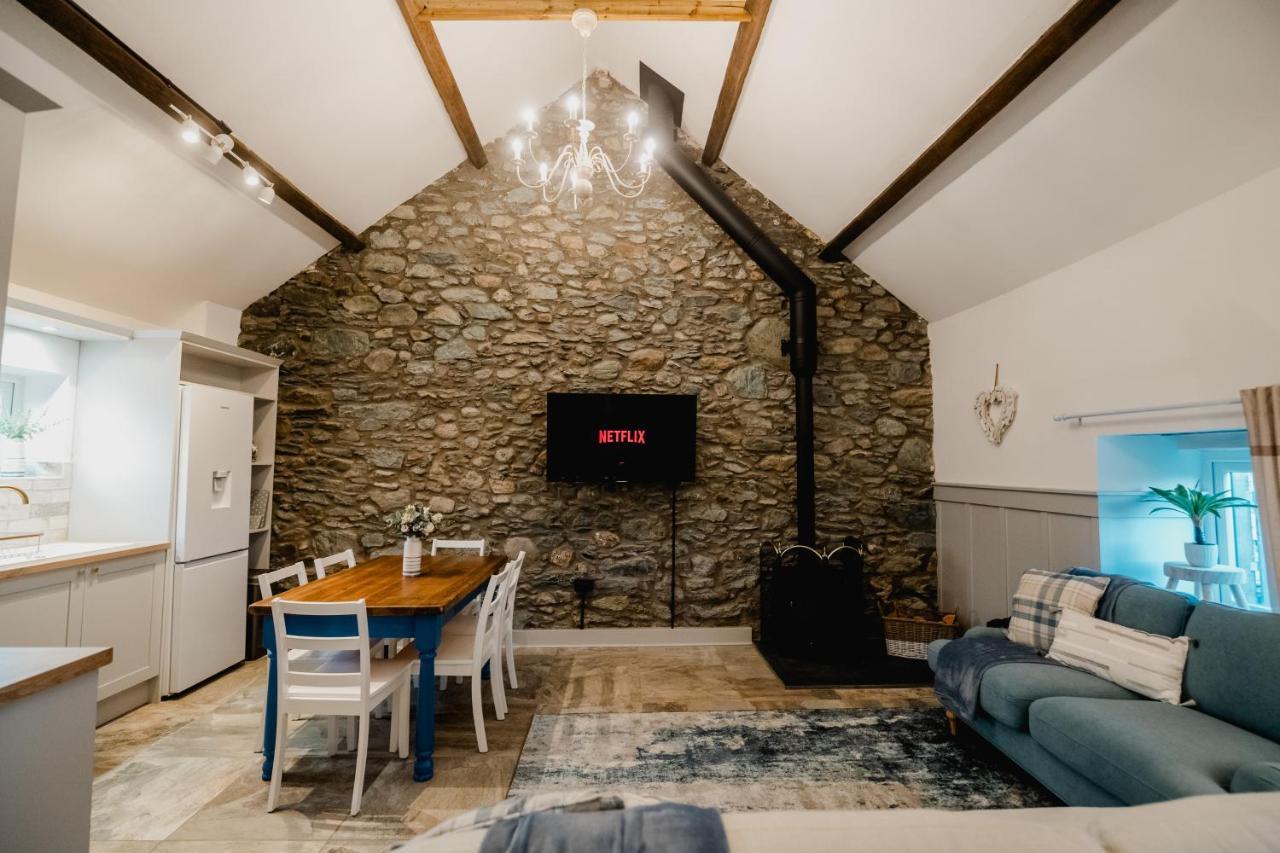 홀리헤드 The Cow Shed At Pencraig 빌라 외부 사진