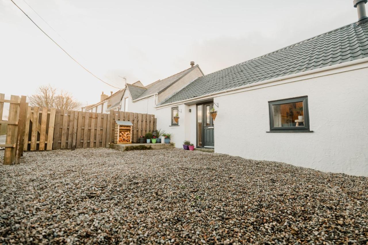 홀리헤드 The Cow Shed At Pencraig 빌라 외부 사진